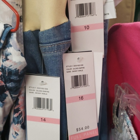 Flutter and Kick Maternity Skinny Ankle Jean's - Picture 8 of 8